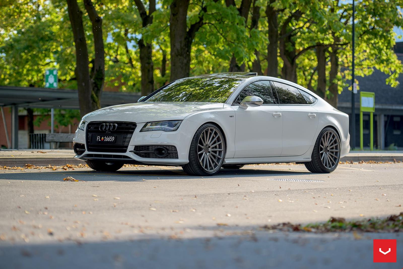 Белая Audi a7 r20